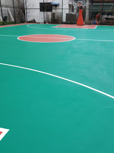 站前 球场长期使用易出现地面开裂